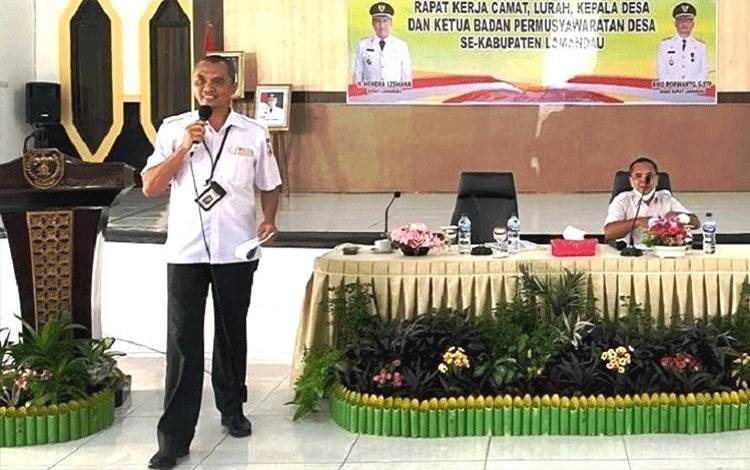 Komisioner Bawaslu Lamandau Musa Reban tengah memberikan pemaparan pada kegiatan sosialisasi netralitas ASN. (FOTO : HENDI NURFALAH)