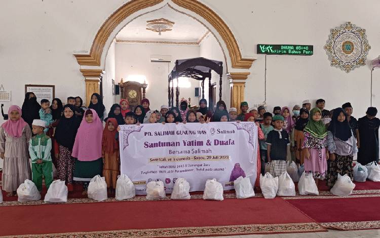 Salimah Gunung Mas Bagikan Ratusan Sembako kepada Anak Yatim dan Kaum Duafa