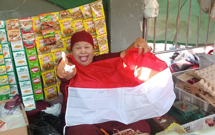 Masyarakat Antusias Pembagian Bendera di Pasar Sejumput Kotim
