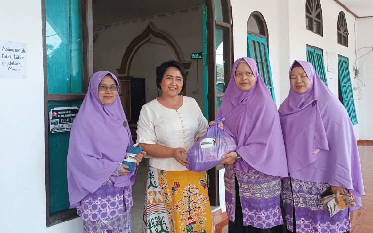 Dewan Apresiasi Salimah Gunung Mas Bagikan Sembako kepada Anak Yatim dan Kaum Duafa