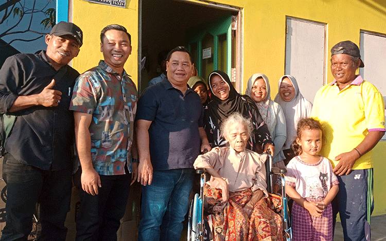 Bupati Kotim Kembali Serahkan Bantuan Kursi Roda