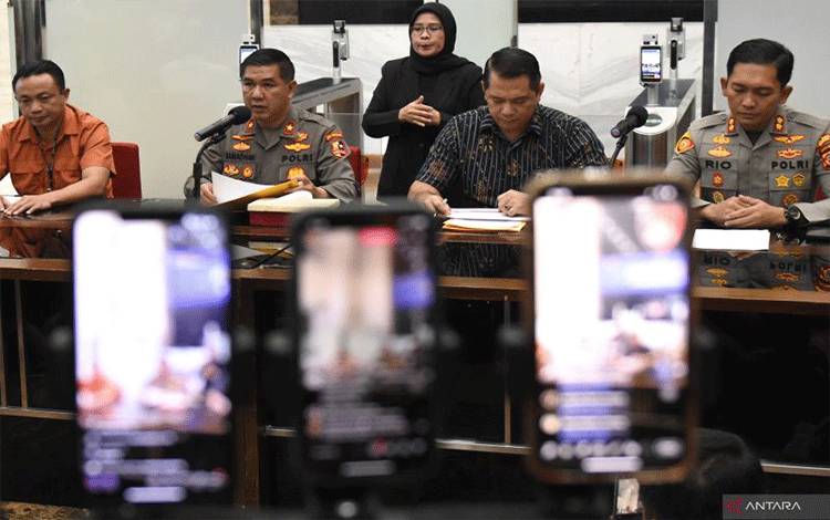 Karopenmas Divisi Humas Polri Brigjen Pol Ahmad Ramadhan (kedua kiri) didampingi Kabagops Densus 88 Antiteror Polri Kombes Pol Christ R. Pusung (kedua kanan), Kapolres Bogor AKBP Rio Wahyu Anggoro (kanan), dan Dir Reskrimum Polda Jabar Kombes Pol Surawan (kiri) memberikan keterangan pers terkait kasus polisi tertembak polisi di Gedung Bareskrim Mabes Polri, Jakarta, Jumat (28/7/2023). ANTARA FOTO/Indrianto Eko Suwarso/Spt.