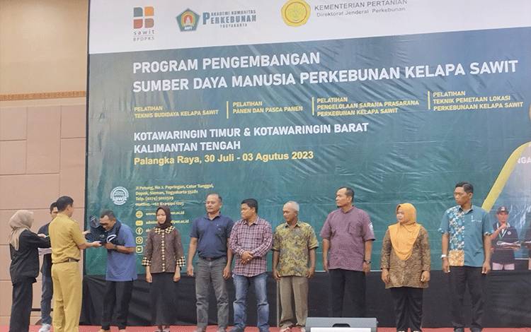 255 Petani Kelapa Sawit Kobar dan Kotim Ikuti Program Pengembangan SDM