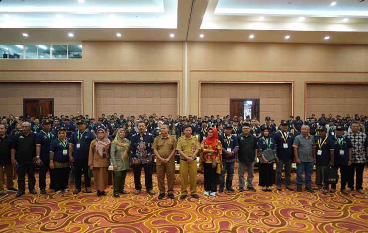Foto bersama Pelatihan bagi SDM Perkebunan Kelapa Sawit Kabupaten Kotawaringin Timur dan Kotawaringin Barat di Palangka Raya, Senin 31 Juli 2023. (FOTO:ARIF W)