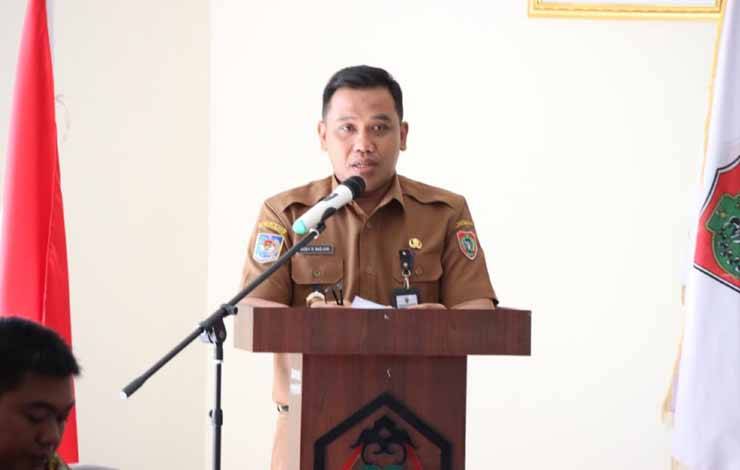 Plt. Kepala Dinas Perkebunan Provinsi Kalteng Rizky R Badjuri saat pembukaan workshop di Aula Disbun Kalteng, Senin, 31 Juli 2023. (FOTO: ASEP)