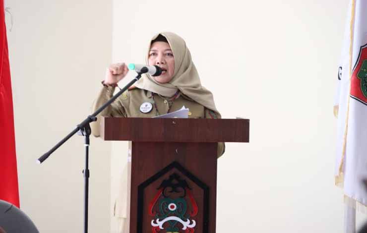 Asisten Perekonomian dan Pembangunan Setda Prov. Kalteng Sri Widanarni bacakan sambutan membuka workshop di Aula Disbun Kalteng, Senin, 31 Juli 2023. (FOTO: ASEP)