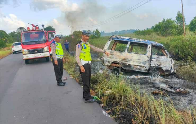 Personel ?Satlantas Polres Seruyan saat berada di lokasi terjadinya kecelakaan yang menyebabkan terbakarnya sebuah minibus? Senin, 31 Juli 2023 pagi (Foto : Polres Seruyan)