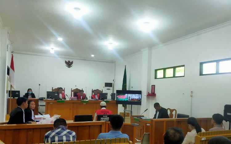 Terdakwa saat menjalani sidang di Pengadilan Negeri Palangka Raya, Senin, 31 Juli 2023. (FOTO: APRIANDO)