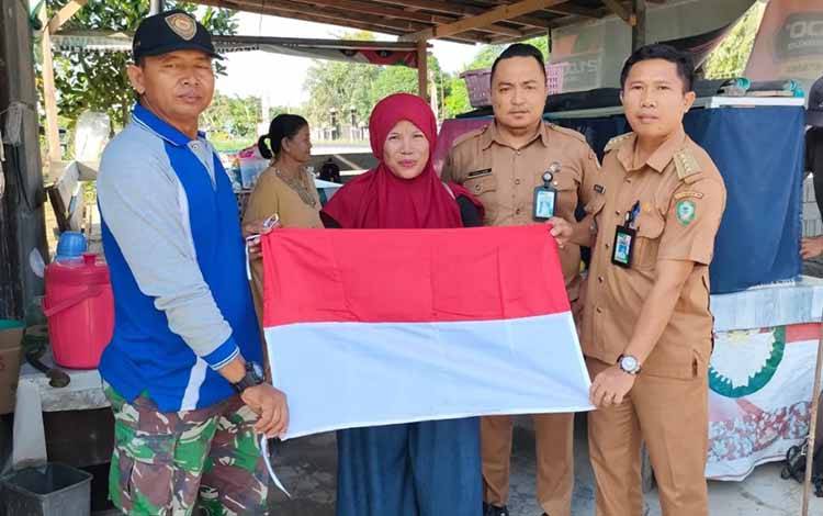 Mentaya Hilir Utara Bagikan Ratusan Bendera Merah Putih untuk Masyarakat