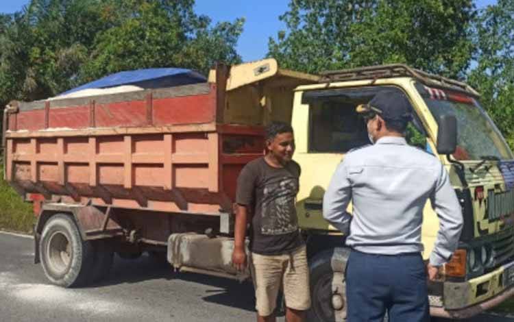 Dishub Kobar Ingatkan Pengemudi Truk Pasir Selalu Tutup Bak Truk dengan Terpal