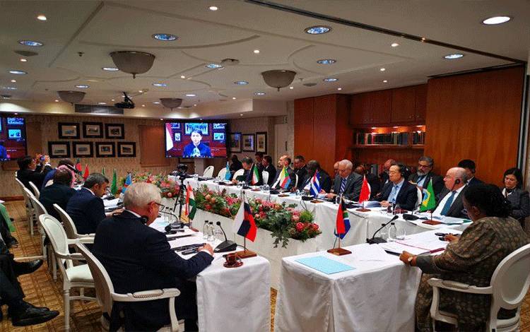 Menteri Luar Negeri Retno Marsudi menyampaikan pernyataannya secara virtual pada Pertemuan Menlu BRICS di Cape Town, Afrika Selatan pada 2 Juni 2023. (ANTARA/HO-Foreign Affairs Ministry)