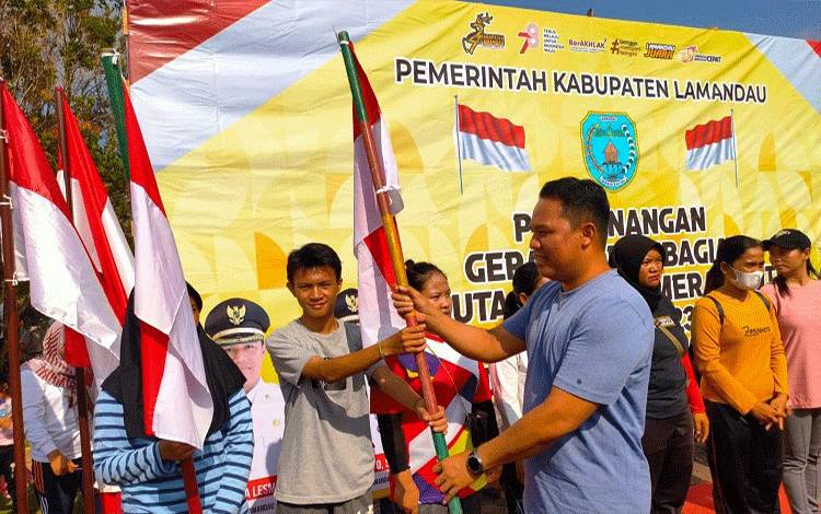 PBS di Lamandau Turut Serta Bagikan 10 Ribu Bendera Merah Putih