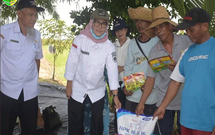 Sekda Kota Palangka Raya, Hera Nugrahayu menyerahkan bantuan pupuk untuk petani di Jalan Bengaris. (FOTO: HUMAS)