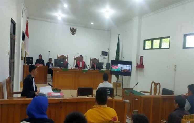 Terdakwa saat menjalani persidangan di Pengadilan Negeri Palangka Raya (Foto : Apriando)