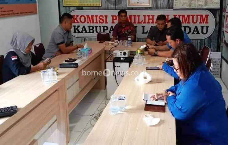 Ketua KPU Kabupaten Lamandau Irwansyah tengah memimpin rakor internal pra pencermatan DCS. (FOTO : HENDI NURFALAH)
