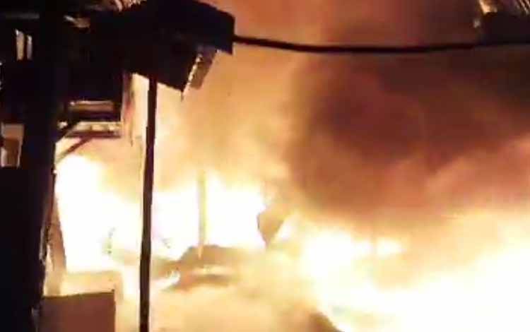 Rumah di Flamboyan Bawah Terbakar
