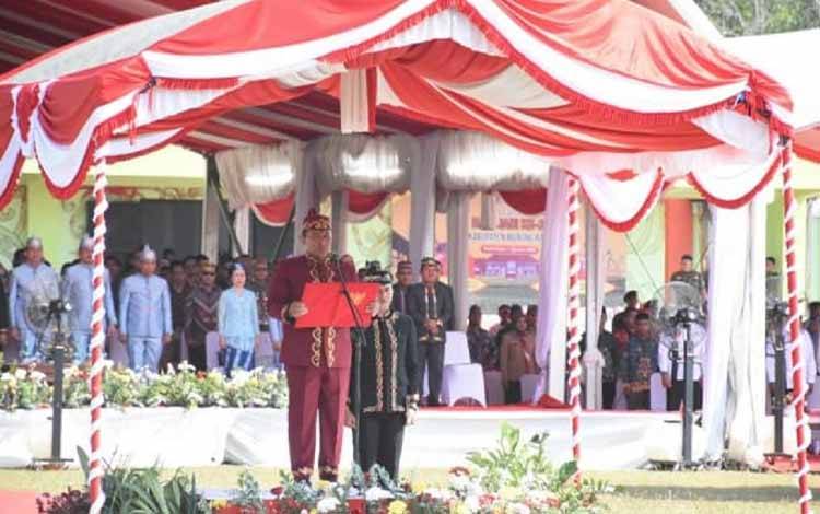 Wakil Gubernur Kalimantan Tengah (Kalteng), Edy Pratowo saat memimpin upacara peringatan Hari Jadi ke-21 Kabupaten Murung Raya di Stadion Willy M. Yoseph, Murung Raya, Selasa, 1 Agustus 2023. (FOTO: SETDA KALTENG)