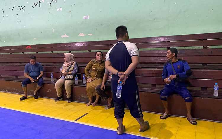 Korban Kebakaran Mengungsi di GOR KONI