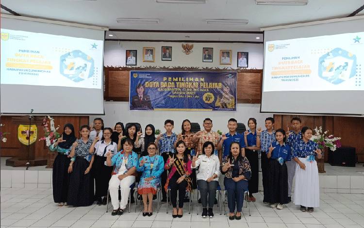 Bunda Literasi Kabupaten Gunung Mas Mimie Mariatie bersama dengan kepala Dinas Perpustakaan Maria Efianti, Kepala Bidang Perpustakaan Yunike, peserta pemilihan duta baca dan lainnya, Rabu, 2 Agustus 2023. (FOTO: RISKA YULYANA)