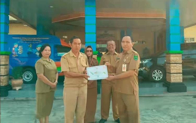 Disarpustaka Kapuas Serahkan Akreditasi Perpustakaan Sekolah