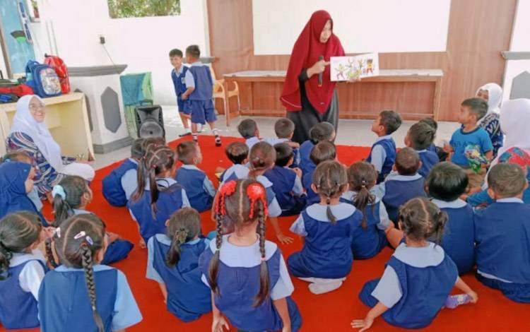 Dengan Story Telling dan Kelas Berbagi, Dispursip Kobar Sosialisasikan Layanan Perpustakaan?