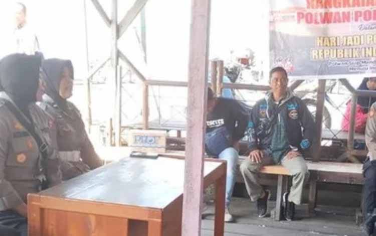 Sambangi Pelabuhan Danau Mare, Polwan Polres Kapuas Gelar Kegiatan Ini