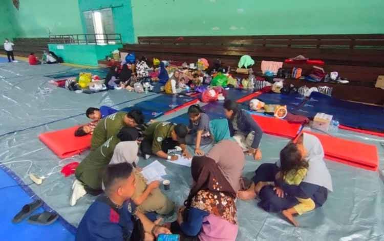Mahasiswa IAIN Bantu Petugas di Posko Pengungsian Warga Terdampak Kebakaran