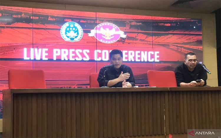 Ketum PSSI Erick Thohir dan Exco PSSI Arya Sinulingga saat mengikuti konferensi pers PSSI di Media Center Stadion Utama Gelora Bung Karno (SUGBK), Rabu, (2/8/2023). (ANTARA/Zaro Ezza Syachniar)