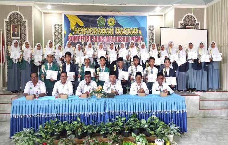 Kemenag Kapuas Serahkan Piala dan Piagam Juara Kompetisi Sains Madrasah Tingkat Kabupaten