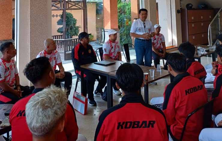 Pj Bupati Kobar Budi Santosa saat memberikan motivasi dan arahan kepada pemain dan official tim sepak bola Kobar