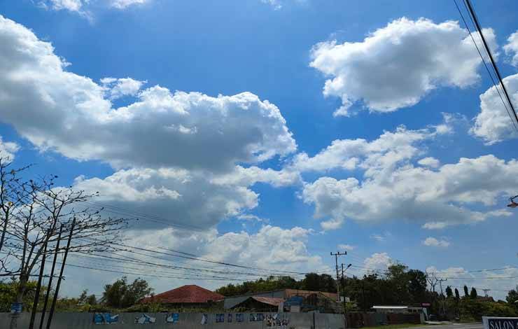Cuaca terik di Kota Palangka Raya Jalan Tjilik Riwut (Foto : Pathur)