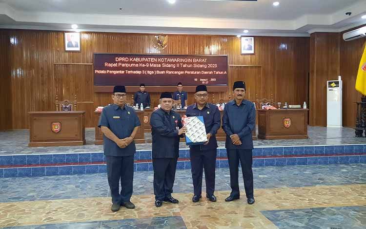 Plh Sekda Kobar Juni Gultom serahkan nota pengajuan Ranperda kepada DPRD Kobar untuk dibahas. (FOTO: DANANG)