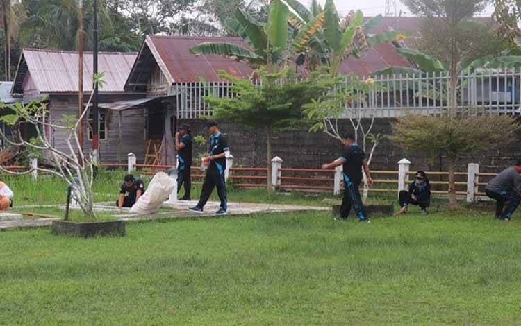 Jajaran Pegawai Rutan Kapuas saat bakti sosial bersihkan area TMP Kencana, Kamis, 3 Agustus 2023. (FOTO: IST)