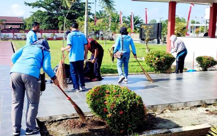 Peringati Hari Kemenkumham, Lapas Sampit Bersihkan Taman Makam Pahlawan