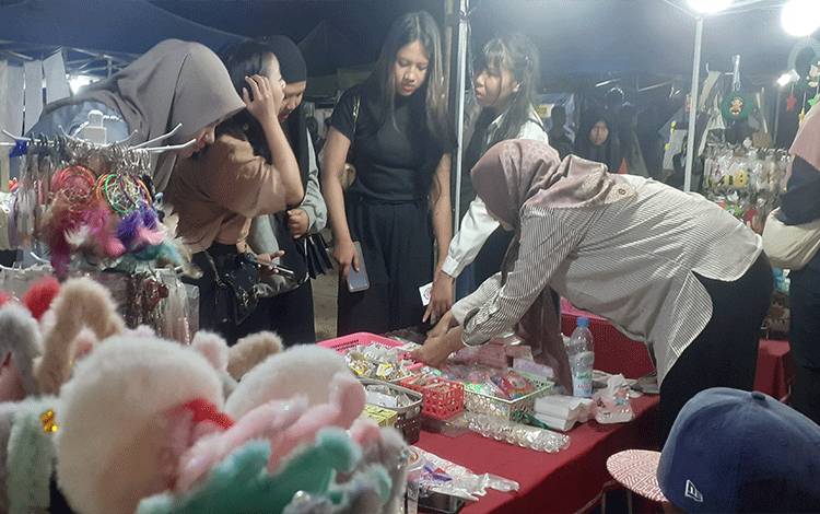 Pengunjung mendatangi salah satu pelaku UMKM di kegiatan Bazar Bereramian Kampung Seko (BKS) pada 29 Juli 2023 yang lalu, Jumat, 4 Agustus 2023. (FOTO: NURITA)
