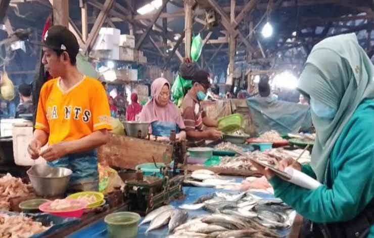 Tim Diskan Palangka Raya survei harga ikan di pasar. (FOTO: HENDRI)