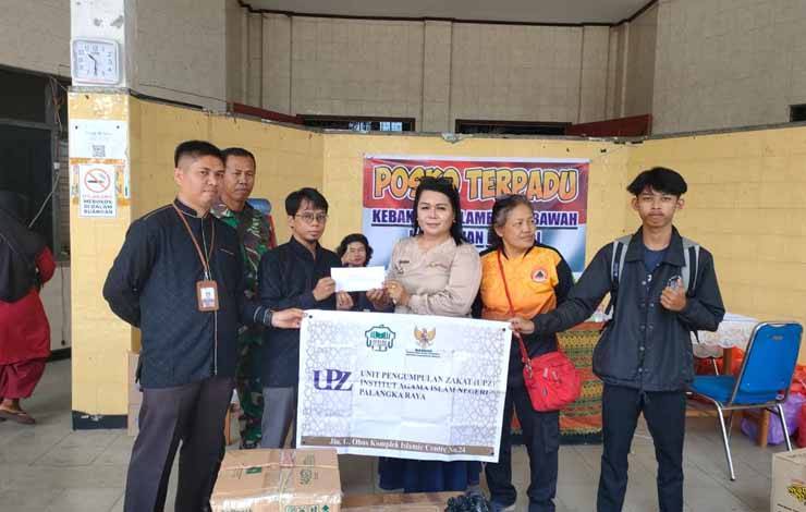 Tim UPZ IAIN Palangka Raya saat menyerahkan bantuan donasi kepada korban kebakaran (Foto : Pathur)
