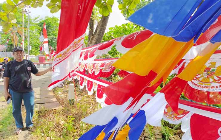 Jelang Hari Kemerdekaan Penjualan Bendera dan Umbul Umbul Meningkat di Seruyan