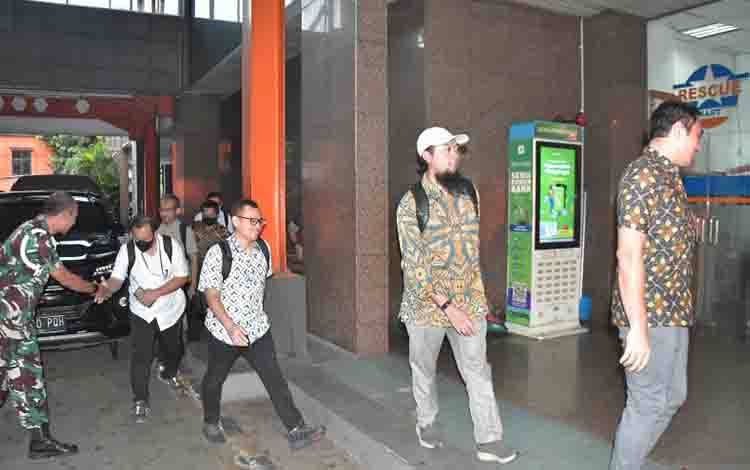 Puspom TNI dan KPK Sita 2 Boks dan 1 Koper Barang Bukti dari Basarnas