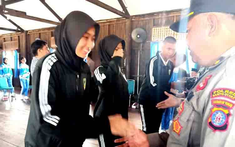 Asisten Sekda Lepas 4 Pelajar Barut Ikuti Diklat Paskibraka Tingkat Provinsi Kalteng