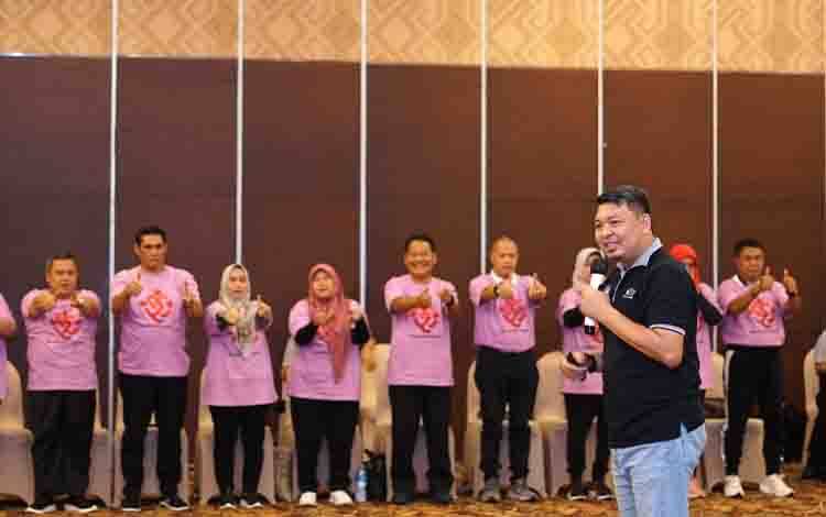 Heru Hidayat saat mengisi sesi motivasi dan Family Building di Ballroom Swiss Beldanum Hotel Palangka Raya. (FOTO: IST)