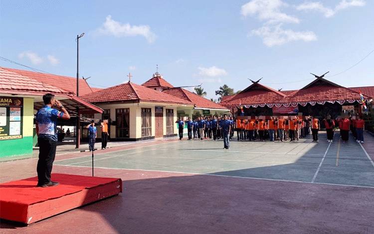 Upacara pembukaan POR pegawai Lapas Kelas IIB Sampit dan WBP dipimpin Kalapas Agung Supriyanto. (FOTO: IST)