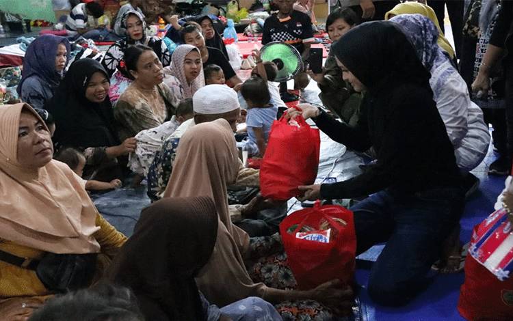 Ivo Sugianto Sabran Tengok Pengungsian Korban Kebakaran Flamboyan Bawah