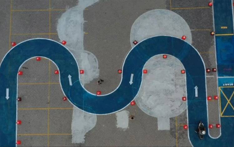 Satlantas Polrestabes Surabaya menunjukkan desain trek terbaru untuk ujian praktik bagi pemohon SIM C tanpa zig-zag dan putaran angka 8, Sabtu (5/8/2023). (ANTARA/HO-Polrestabes Surabaya)