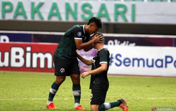Pesepak bola Persikabo 1973 Bruno Dybal (kanan) melakukan selebrasi dengan rekan setimnya Yandi Sofyan (kiri) usai mencetak gol kegawang Rans Nusantara dalam lanjutan BRI Liga 1 di Stadion Pakansari, Kabupaten Bogor, Jawa Barat, Selasa (14/3/2023). ANTARA FOTO/Yulius Satria Wijaya/hp.. (ANTARA FOTO/YULIUS SATRIA WIJAYA)