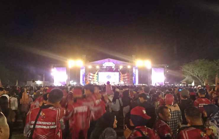 Pedangdut Ghea Youbi Hibur Ribuan Masyarakat Kotim pada Penutupan Porprov Kalteng 2023