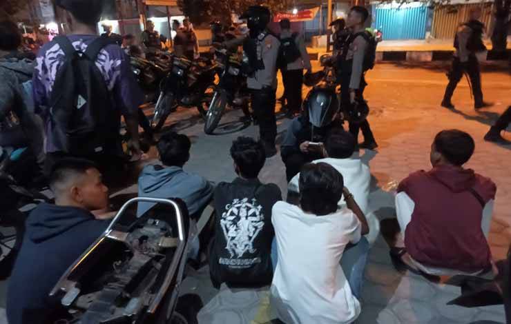 Tim PPRC Ditsamapta Polda Kalteng saat mengamankan remaja yang melakukan balap liar Minggu dini hari (Foto : Tim PPRC Ditsamapta Polda Kalteng)