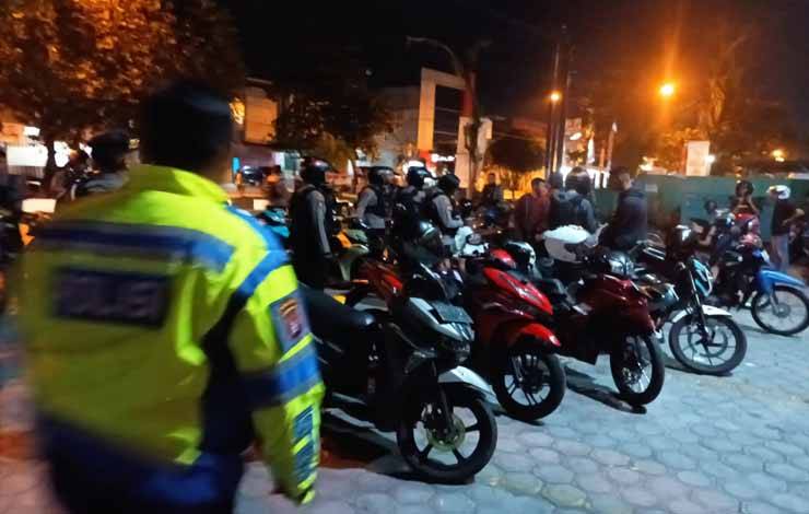 Takut Melihat Petugas, Satu Pengendara Terjatuh saat ingin Kabur