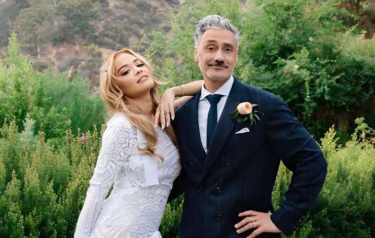 Pasangan selebriti Taika Waititi dan Rita Ora dalam upacara pernikahan mereka pada Agustus 2022. (ANTARA/Instagram.com @taikawaititi)