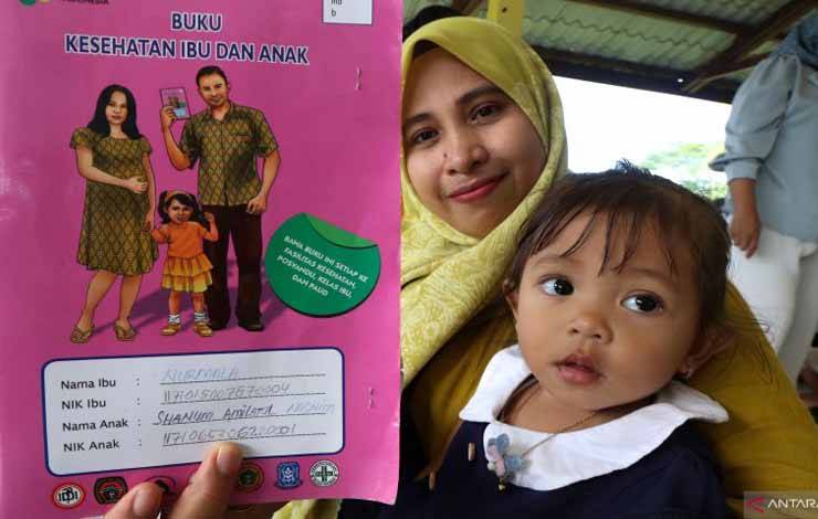 Warga memperlihatkan buku kontrol kesehatan ibu dan anak pada aksi timbang serentak untuk pencegahan stunting di gampong (desa) Pande, Banda Aceh, Aceh, Rabu (2/8/2023). . ANTARA FOTO/Irwansyah Putra/Spt (Antara Foto/Irwansyah Putra)